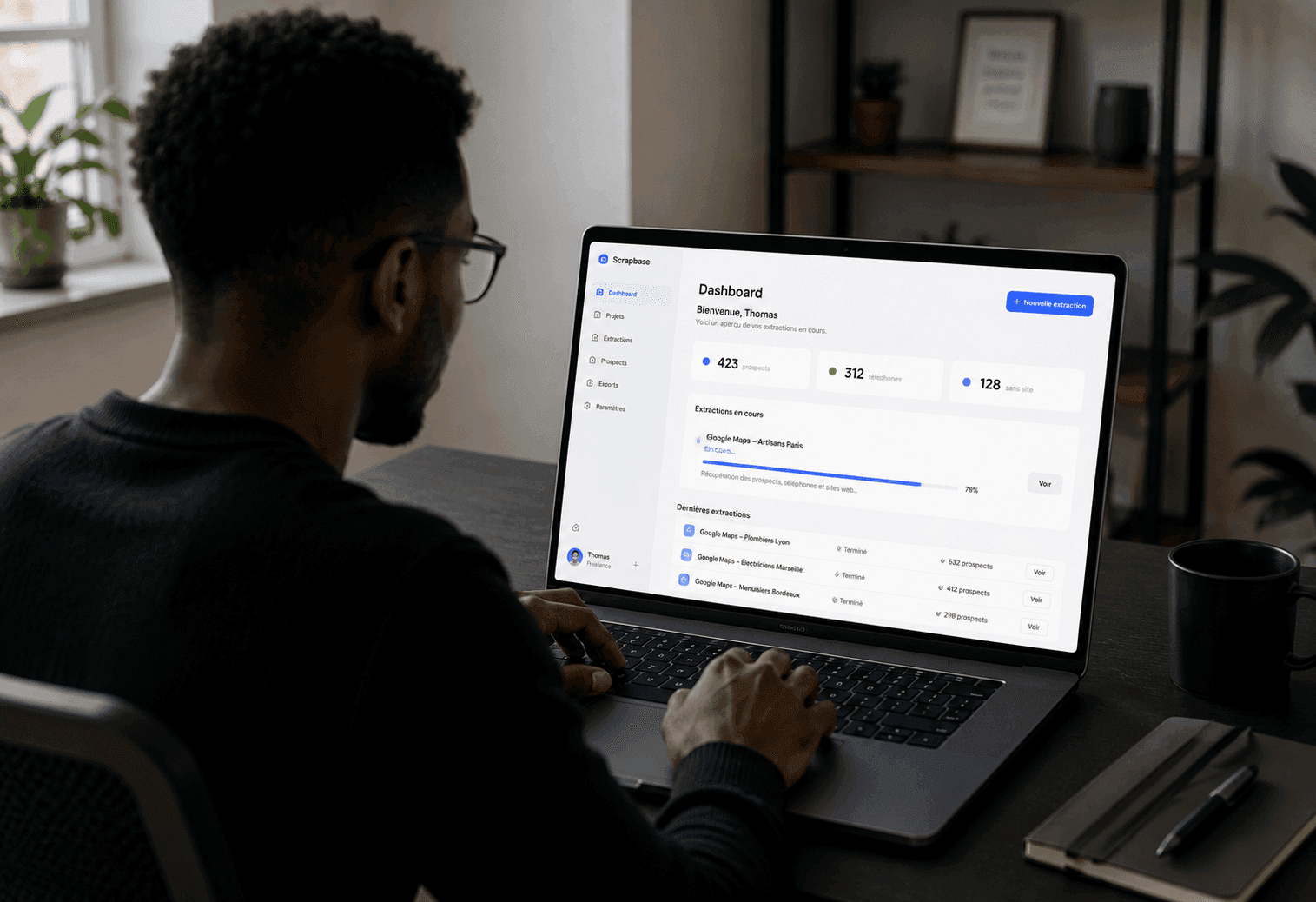 Un utilisateur consulte le tableau de bord ScrapBase sur son ordinateur portable : 423 prospects, 312 téléphones et 128 entreprises sans site détectés